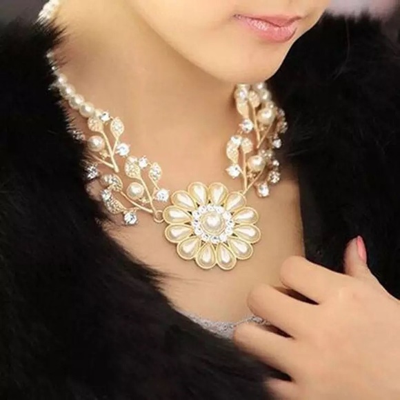 🔴 💃🏻 GIRLY PEARLY 💃🏻 Statement Necklace - Picture 3 of 5